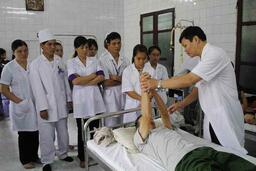 Bác sỹ Bệnh viện Châm cứu Trung ương đang hướng dẫn các y , bác sỹ Bệnh viện y học cổ truyền Tỉnh Lai Châu thực hiện các kỹ thuật cao trong Châm cứu